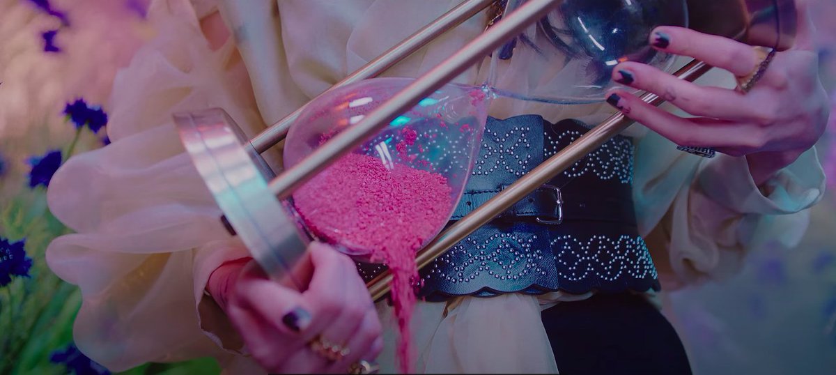 JISOO and her race with time. Notice how the sand in the hourglass was flowing backwards? She wants to turn back time to bring back the lover that she had lost.