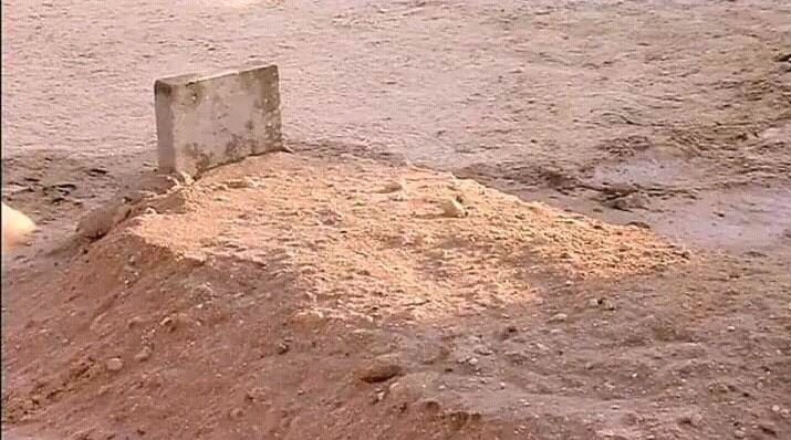 İnsanoğlu bu kadar işte..
Üç gün evvel hayatını kaybeden 15 Milyar dolar servet sahibi Kuveyt emiri es-Sabah’ın kabri...