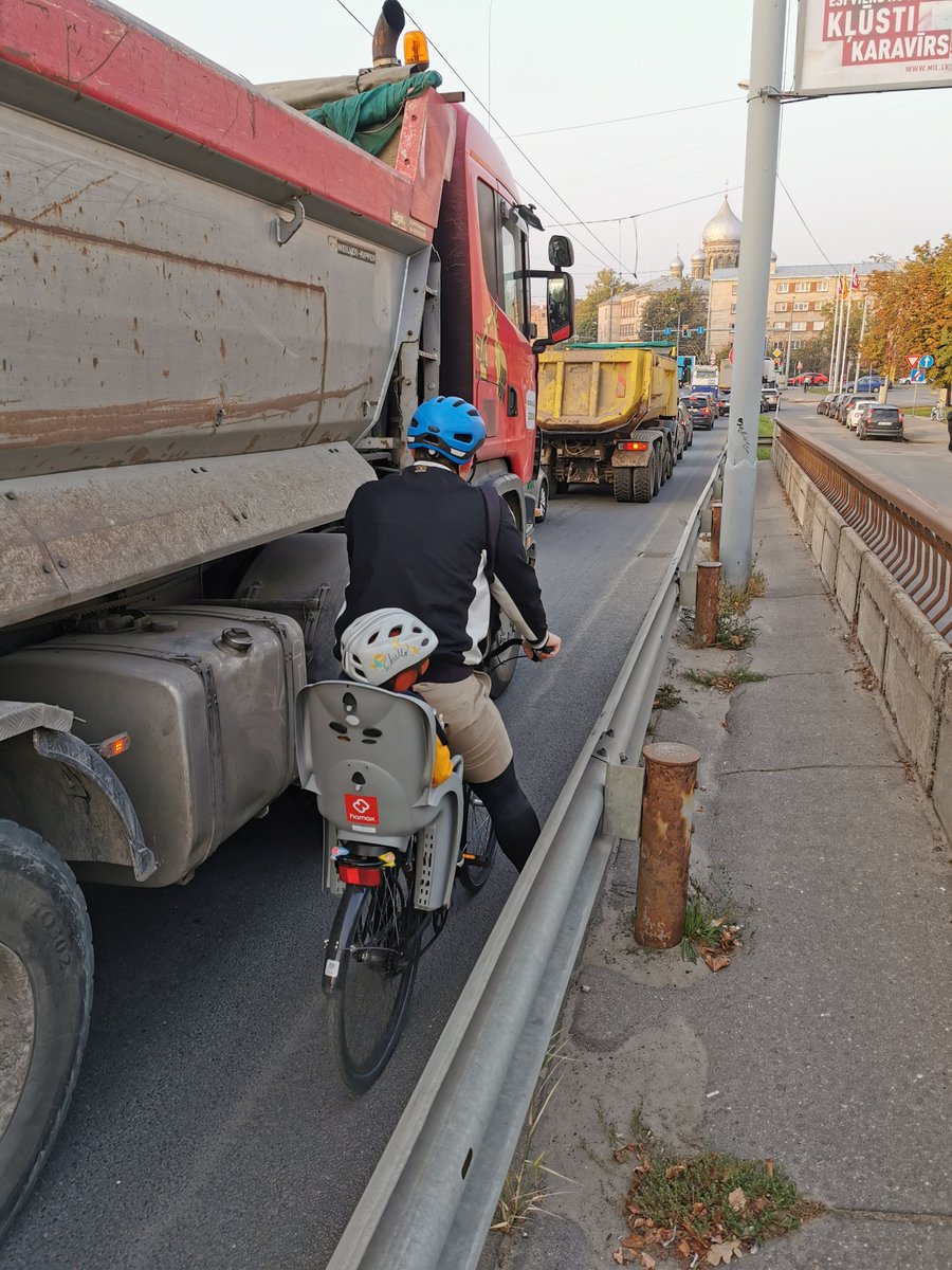 saliktengriba's tweet photo. Drošā Rīgas veloinfrastruktūra. https://t.co/VS18vFxxeu