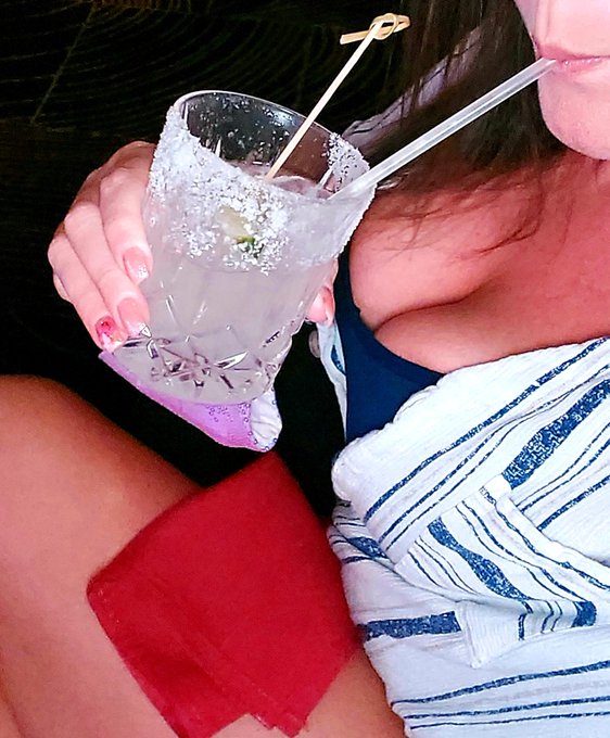 The Cosmo always makes my margaritas on point 🤩💯 https://t.co/XXloZSu99c<a href="/tag/lovemyselftomuchtolowerthebar"class="tags"><span>#lovemyselftomuchtolowerthebar</span></a>