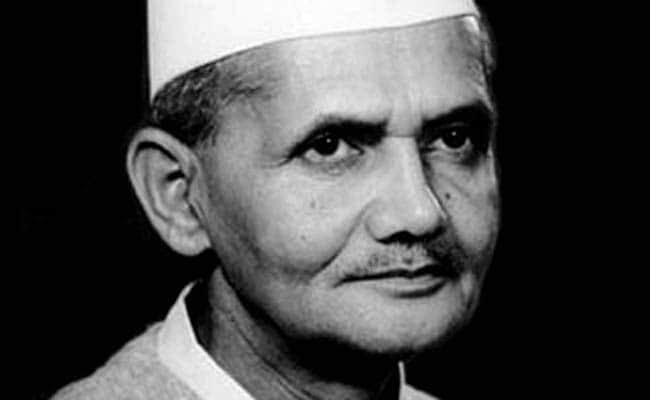 BHK_SALA's tweet photo. Loyalty to the country comes "ahead of all other loyalties"words of one of the greatest PM and nationalists.
His Call "jai Jawan jai Kishan" make India a self reliant and strong nation. My humble tribute to Former PM Sri Lal Bahadur shastri ji🙏 #LalBahadurShastri #ShastriJayanti https://t.co/fUfsGyXvDj