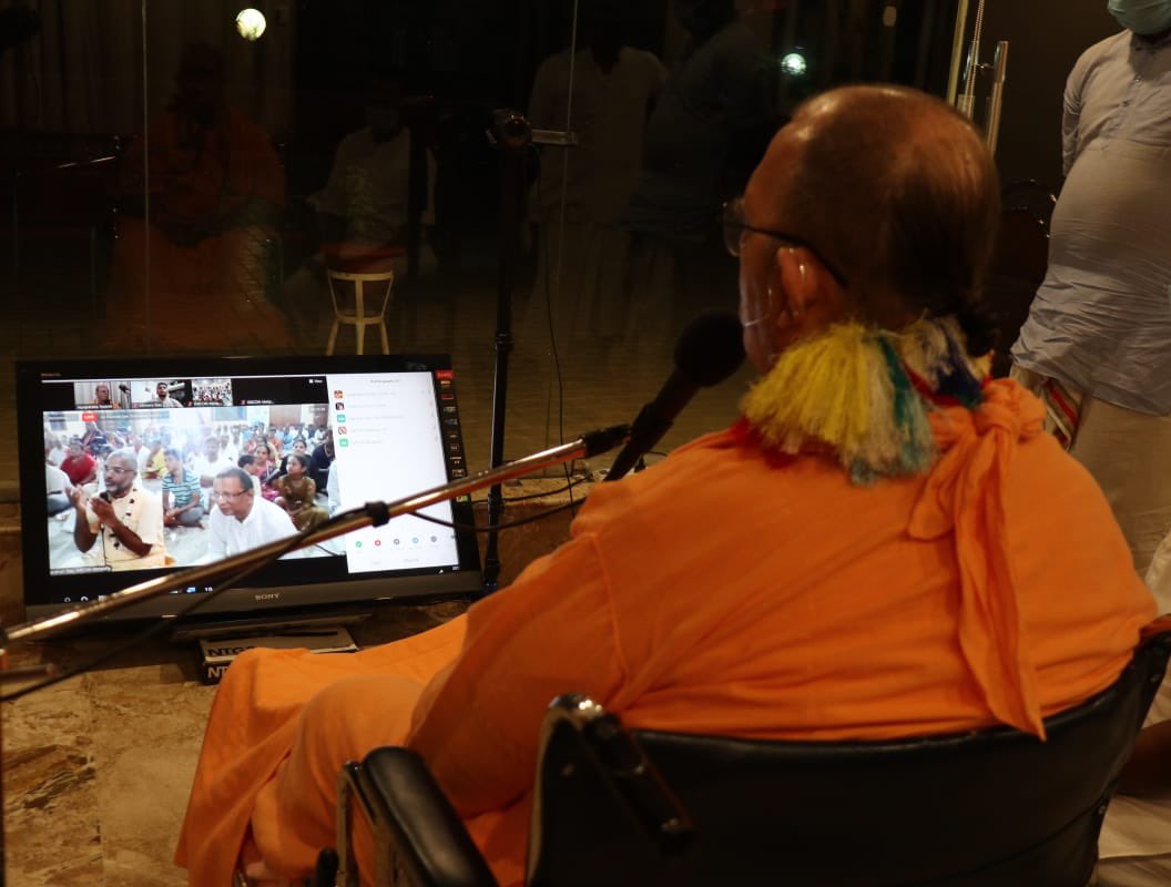 JayapatakaSwami's tweet photo. #virtualvisit to Rural Temple at Metpalli, Telangana, India
There was a temple, guest house, goshala &amp; they are preaching in over 40 villages around. They have Nitai Gaura, Radha Giridhari &amp; Jagannath Baladeva Subhadra.I will be visiting regularly Metpalli. They have won my heart https://t.co/2u1zt7Jn5U
