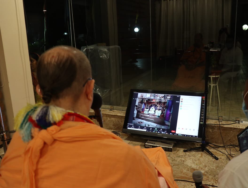 JayapatakaSwami's tweet photo. #virtualvisit to Rural Temple at Metpalli, Telangana, India
There was a temple, guest house, goshala &amp; they are preaching in over 40 villages around. They have Nitai Gaura, Radha Giridhari &amp; Jagannath Baladeva Subhadra.I will be visiting regularly Metpalli. They have won my heart https://t.co/2u1zt7Jn5U