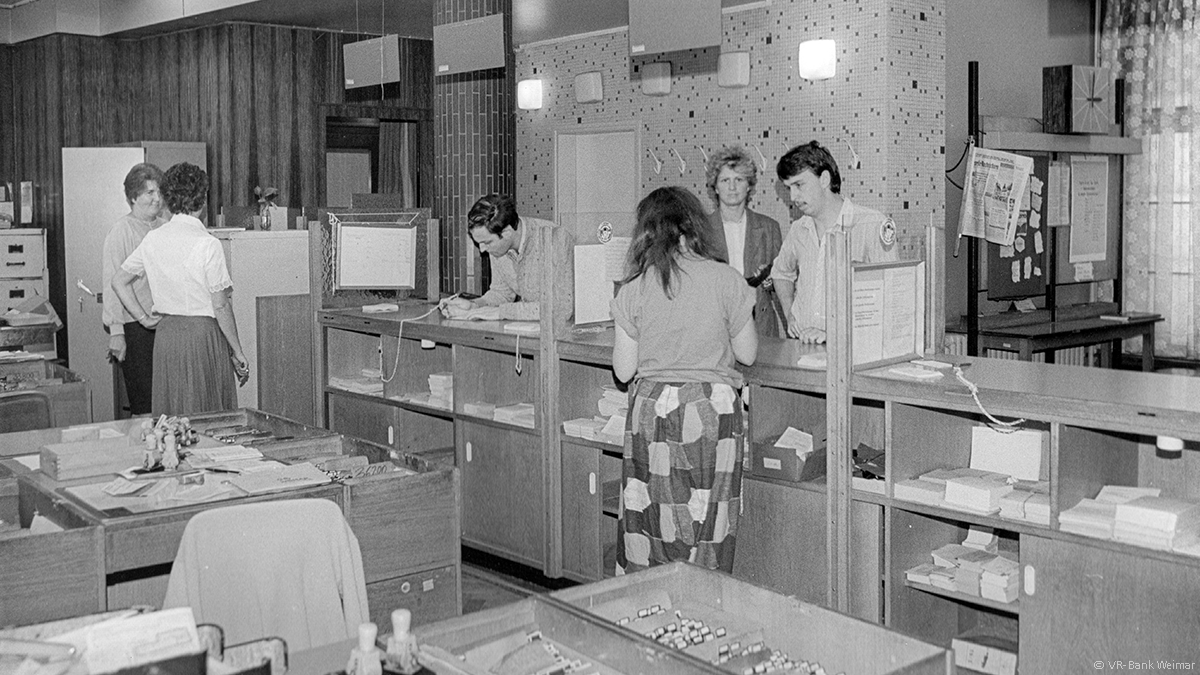 BVRPresse's tweet photo. Die Ausgangssituation in der DDR: Ein einstufiges Bankensystem, planwirtschaftlich organisiert mit systemrelevanten #Genossenschaftsbanken. Ab 1981 sind Sparkassen und Genossenschaftsbanken aus Spargründen unter einem Dach zusammengefasst. Bis die #DeutscheEinheit kam. (1/2) https://t.co/FAG4t9VmLr