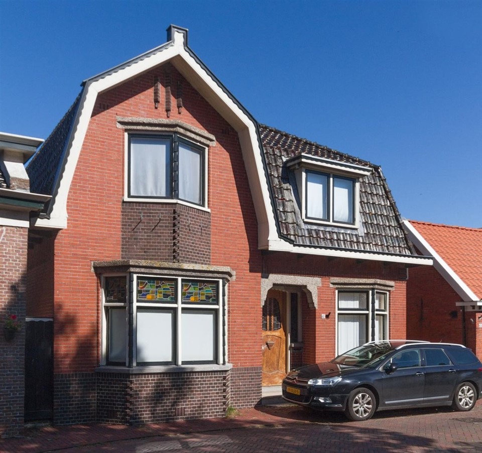 Tot nu toe is het oeuvre van architect Eppe van der Molen op Wendingen wat onderbelicht gebleven, maar daar gaan we verandering in aanbrengen. Te beginnen met dit prachtige pandje uit 1927 in zijn woonplaats Visvliet. https://amsterdamse-school.nl/objecten/gebouwen/heirweg-45,-visvliet/