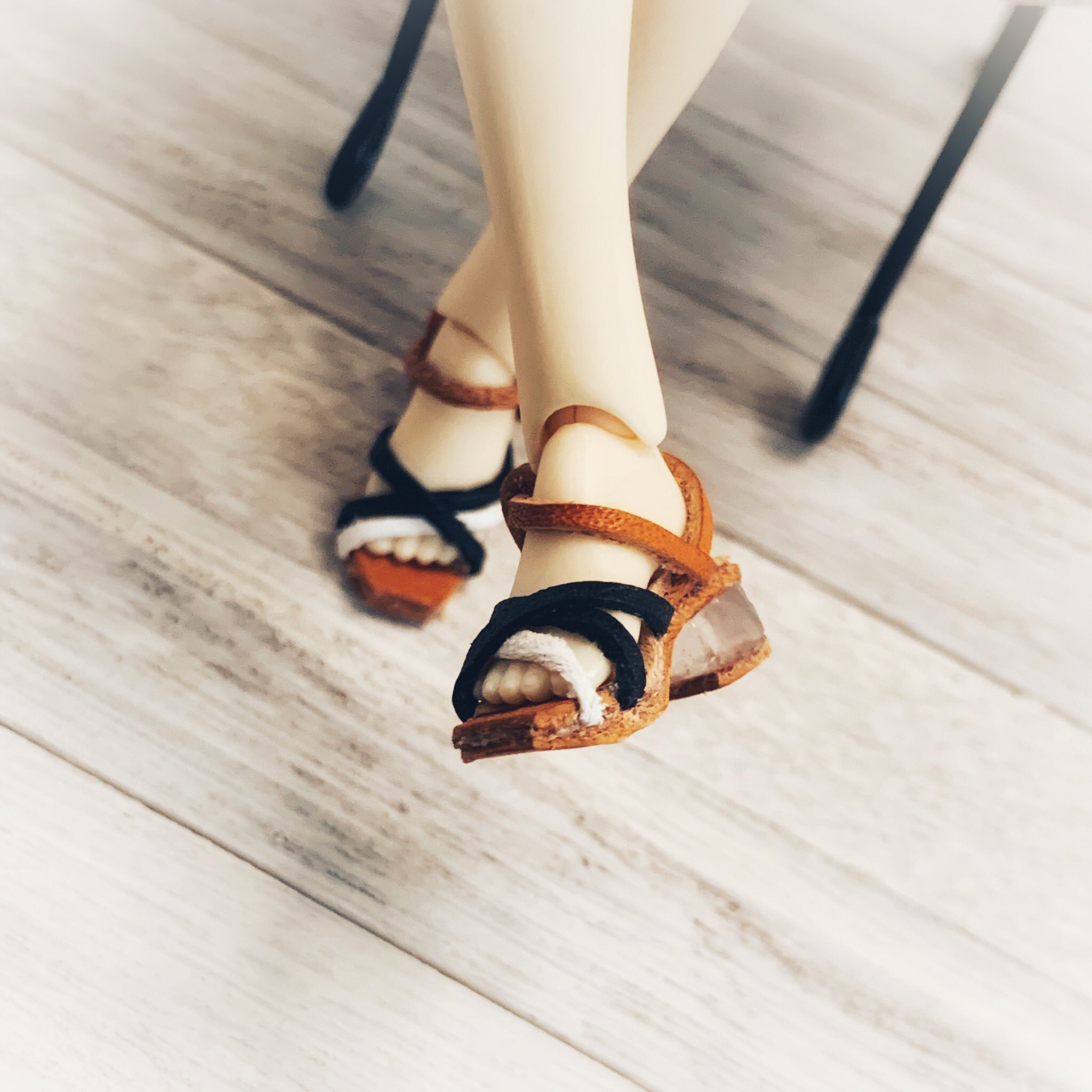 あや ゆるゆる浮上 A Tuwita このサンダルなんだけど 透明のヒールが相変わらずレジンの2度塗りでどうしてもスッキリさせられない 何か他に良い透明な素材って無いかなぁ と思ってるうちに季節は秋になっちゃいましたが ドール靴 ドールサンダル ミニチュア