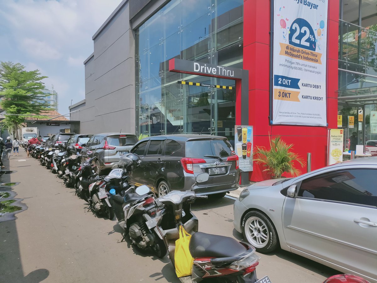 Ayolah mandiri promo nya next di benerin lah antrian kayak gini Drive thru kasian jg karyawan mcdnya jg ngatur lalu lintas jg .cb dibikin pembelian di kasir aja lah <a href="/bankmandiri/">bank mandiri</a> <a href="/McDonalds_ID/">McDonald's Indonesia</a>