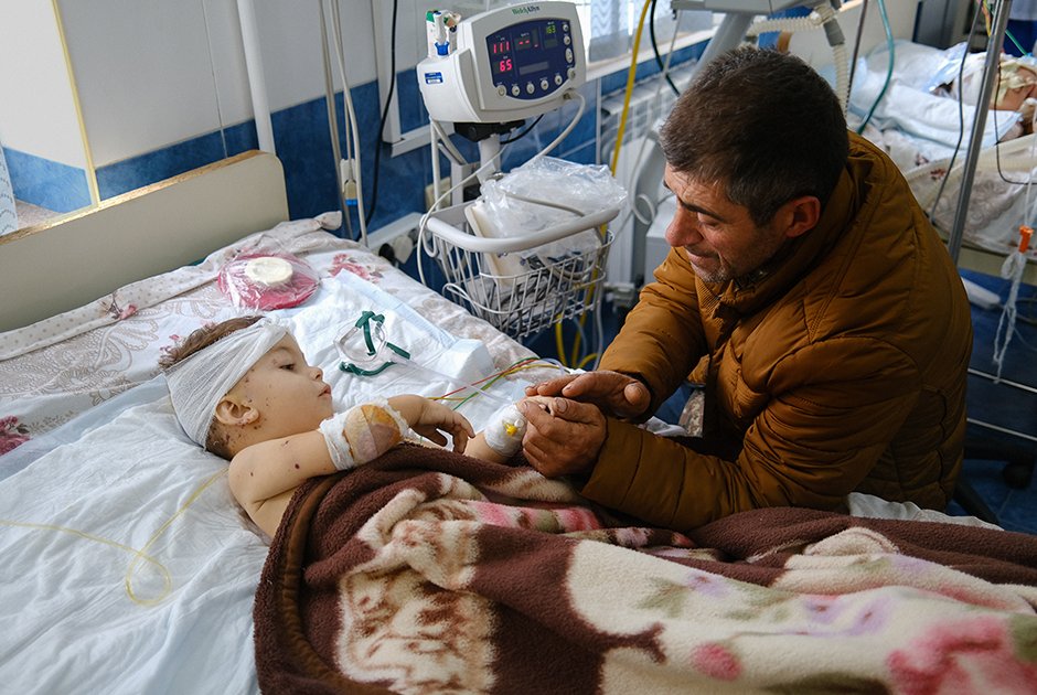 Kornelij's tweet photo. Armenians - man and his son injured after bombings of #Karabakh by #Azerbaijan military. His wife also injured. 9 years old daughter was killed 
#Artsakh #ArtsakhStrong #ArmeniaVSterrorism https://t.co/eXHXfpVTur