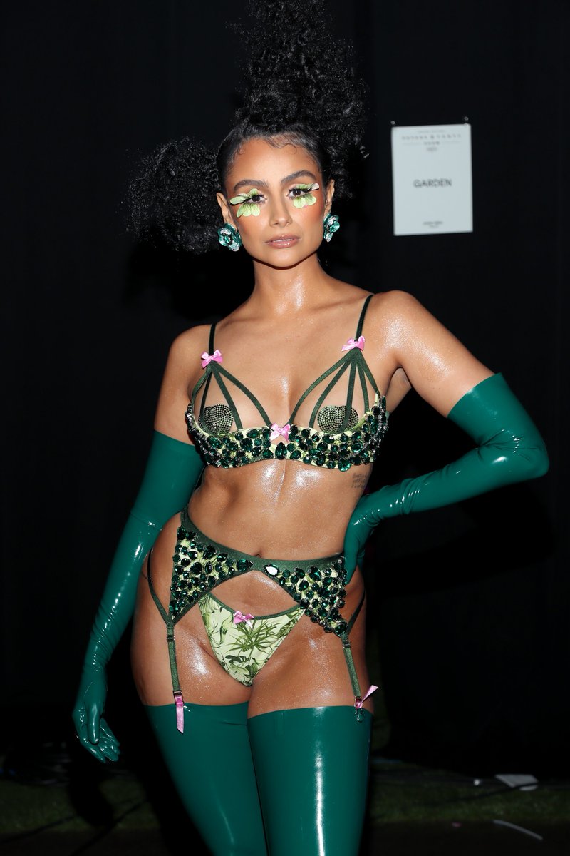Class “Girl Who Acts Good In Front Of The Teacher But After School Be Savage AF On The Low-Low”   #SAVAGEXFENTYSHOW    #NazaninMandi