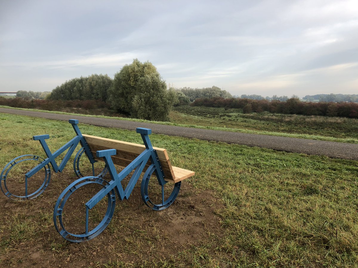 SlotDoddendael's tweet photo. @gem_Beuningen wat een leuke nieuwe bank op de dijk in Ewijk! https://t.co/N3MBb8jAmg