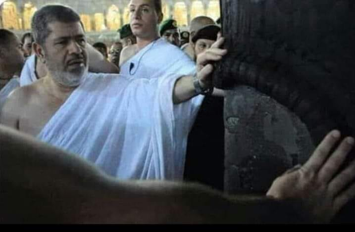 لم يهدم لكم بيتا
و لم يشرد لكم شملا
 و لم يسجن لكم أحدا
 و لم يقتل لكم إبنا
 و لم يبني من أموالكم قصرا
 و لم يفرط من أرضكم شبرا
ولم يفرط في قطره ماء من النيل
و كان جل أمره الحفاظ عليكم واحدا واحدا
#جمعة_الغضب_الثانية
#الشرطه_في_خدمه_الكلب
#كلنا_عويس_الراوي
#ميدان_التحرير