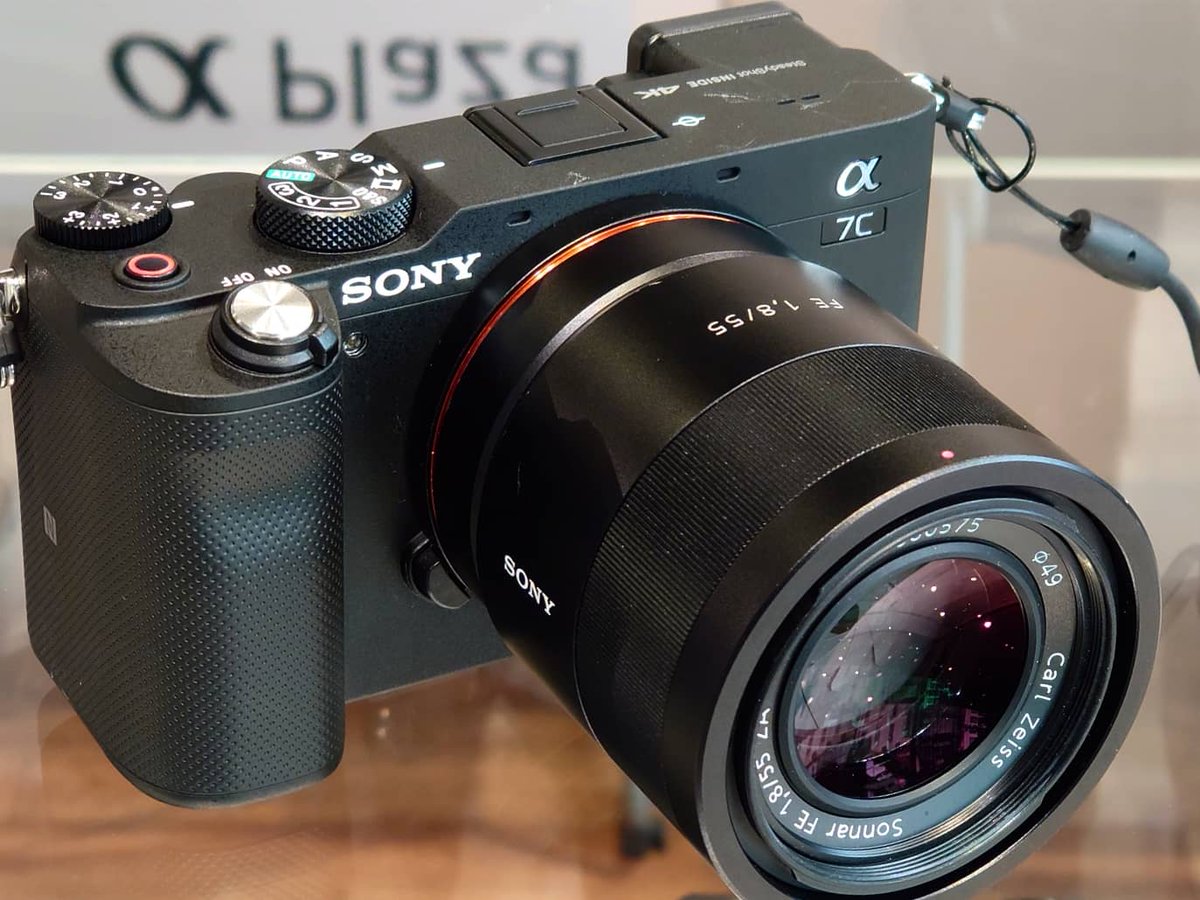 α7C に小さいCarl Zeiss レンズくっつけてみた。 フルサイズα7登場時の