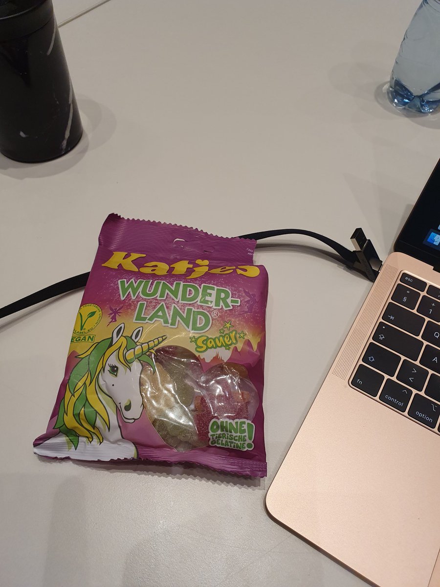 AurelieHofer's tweet photo. @ErwanLeBec Et des bonbons 🍬 licornes https://t.co/RqURAvMN2a