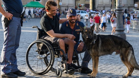 poliziadistato's tweet photo. #DisabilityPride2020 
Anche quest'anno sosteniamo il progetto @DisabiliPride.
#Distantimauniti nel condividere emozioni che solo questi "grandi eroi" del quotidiano sanno regalarci.
#2ottobre #essercisempre #lamiciziaèunacosaseria
(Foto #DisabilityPride2019) https://t.co/5iWqVQYIZx