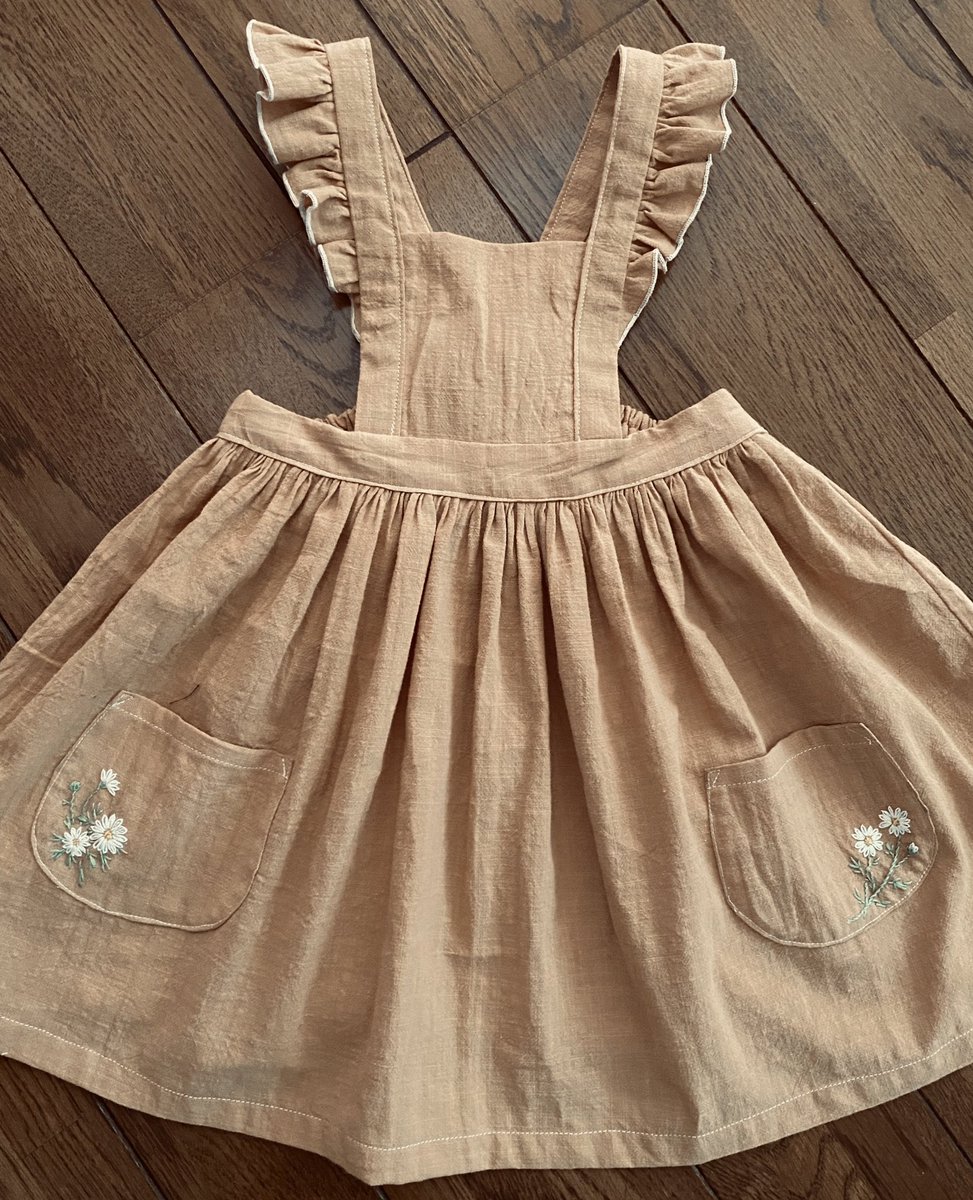 Yumi 2y 2m 小さな子どもの褒められ服のエプロンできた フリフリで可愛い アレンジでポケットを付けて刺繍を入れました 作り方が意外と大変だった 同時進行でブラウスも試作して 1mで買った生地が綺麗に無くなっていい気分 笑 Yumi 2y 2m 小さな子どもの褒められ服のエプロンできた フリフリで可愛い アレンジでポケットを付けて刺繍を入れました 作り方が意外と大変だった 同時進行でブラウスも試作して 1mで買った生地が綺麗に無くなっていい気分 笑