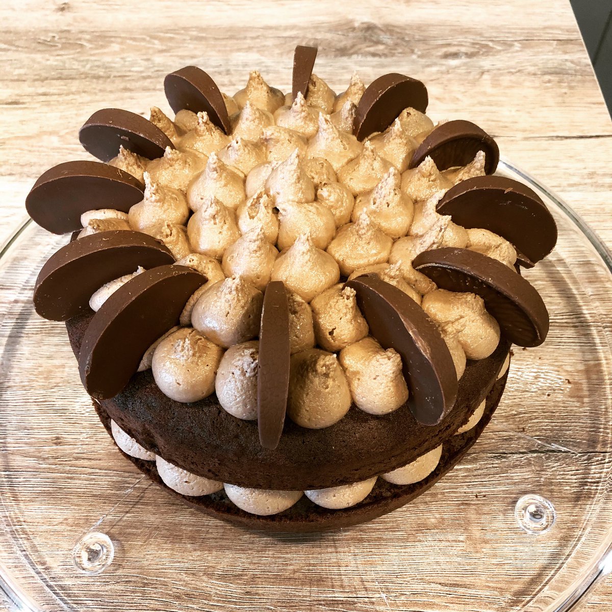 It’s Friday, so it must be cake treat day! How about Gin &amp; Tonic cake or Terry’s chocolate orange cake. 🙌🏻 #FridayFeeling #teaandcake