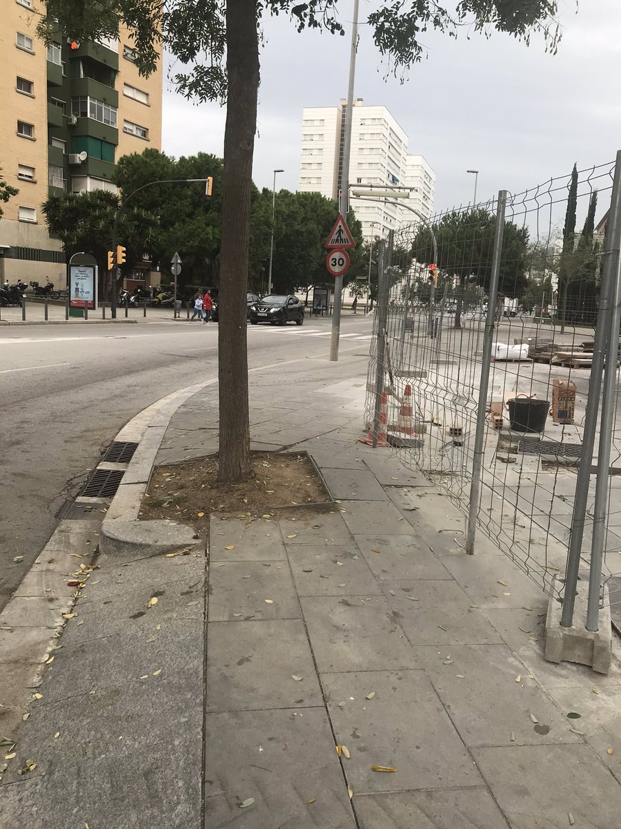 Margara_S's tweet photo. - No hay espacio suficiente en la acera...
- “no importa, que se bajen a la calzada”...  #accesibilidad #diversitatFPT #sharediversitas #LHospitalet https://t.co/8plEAk6mXT