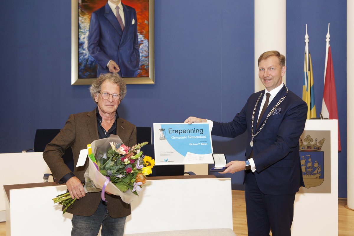 Erepenning van Veenendaal voor Peter Baten.

Peter heeft veel betekend voor Veenendaal. Hij was als binnenstadsmanager hét gezicht van <a href="/Winkelstad/">Winkelstad Veenendaal</a>. Peter was 13 jaar lang als vrijwilliger actief bij <a href="/Koningsdag0318/">Koningsdag 0318</a> en hij wordt gezien als de grondlegger van de Veense horeca.