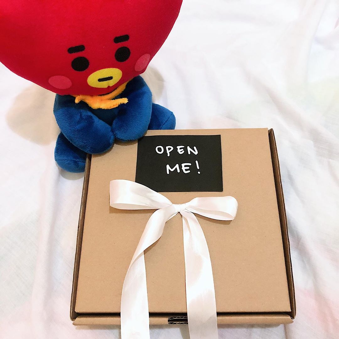 withoutcarla's tweet photo. hallo🙌
aku jual SNACKBOX GIFTBOX HAMPERS🎁
harga mulai 35k-100k, kalian bisa request, free req kartu ucapan+bisa tambah foto juga💖
minat? DM aku yaa🤗 https://t.co/w7DkAa9w6b