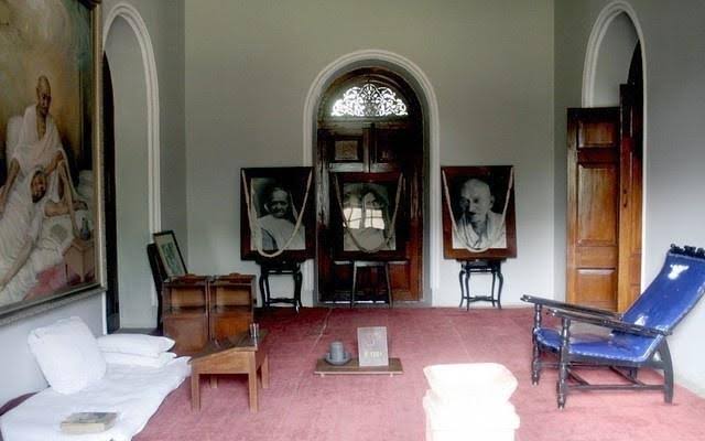 3. He went to jail.Sure, but nobody tells which jail.During quit India movement, he was sent to a particular little makeshift jail called "Aga Khan Palace". Here r some pictures.He was offered dinner in China plates and reading and writing material and food of his choice!!