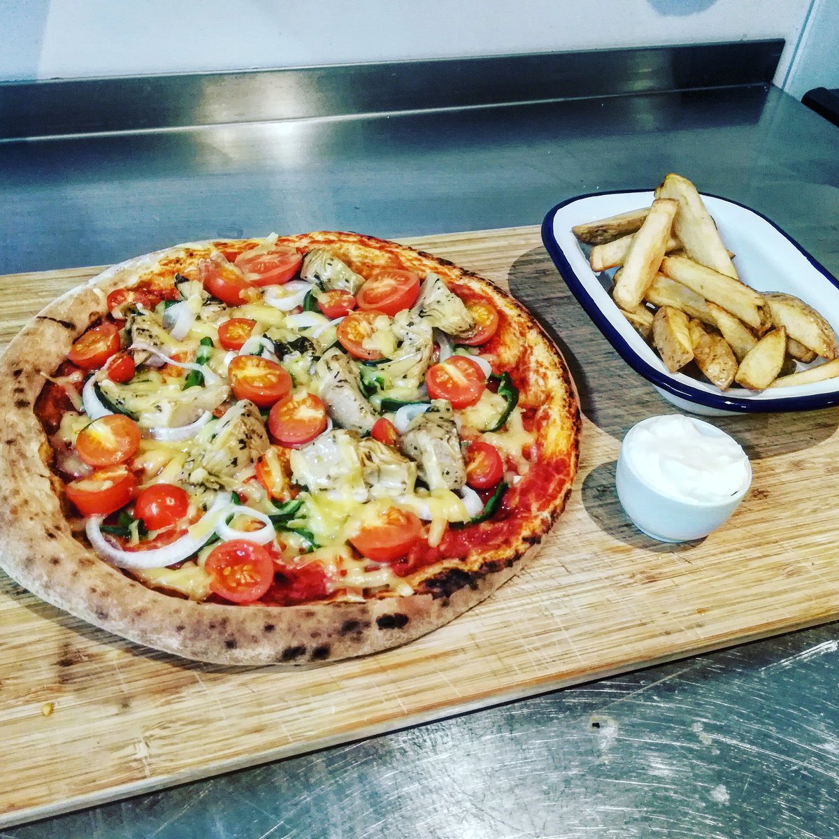 #homemade #pizza with @crostamollica #pizzabase... Topped with homegrown! #greenpeppers and #cherrytomatoes with @ViolifeFoods #maturecheese also with homemade #mayo and #handcut #chips #veganfood #vegan #veganeating #plantbased #whatveganseat #leckertastyandvegan #veganlife