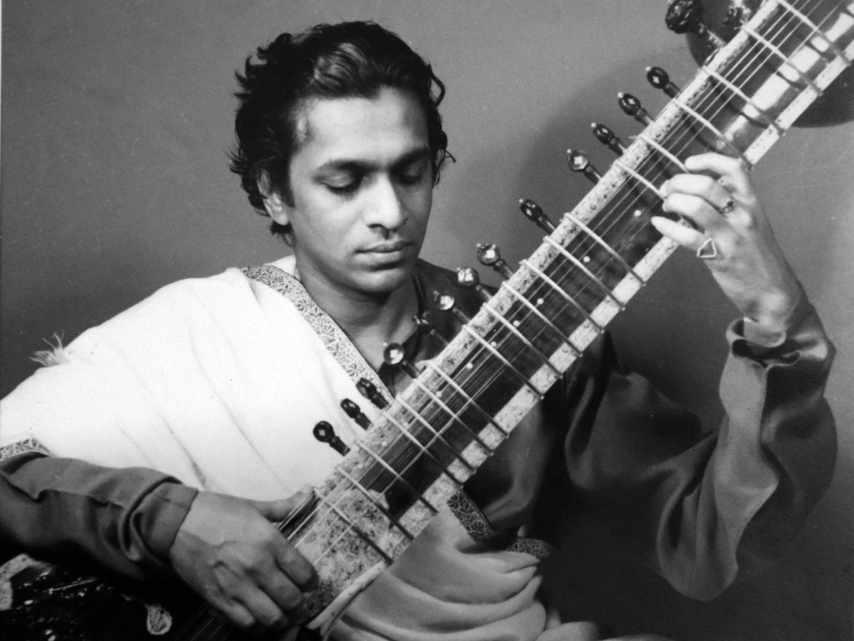 Pandit Ravi Shankar actually sang for Gandhi in real life. When the Mahatma passed away in 1948, he took the third, seventh and sixth notes, 'ga', 'ni' and 'dha' in Indian terminology, as a tribute to Gandhi. The Raga Mohankauns he created then would be later used in the film.