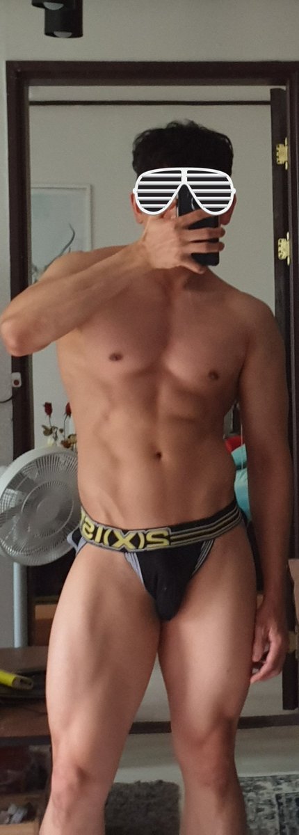 kenmarkess2's tweet photo. 오늘 입고 다녔던 작스트랩 ㅎㅎ헬스장 문닫아 홈트중ㅎ 더워서 팬티랑 양말만 신고 운동중. 연휴라 체지방 더 늘었나보다. 몸이 무겁넹
내일 부터 헬스장 정주행! 해피추석이용 😁😁🍌🍌👋👋 https://t.co/m5VRA3iThI