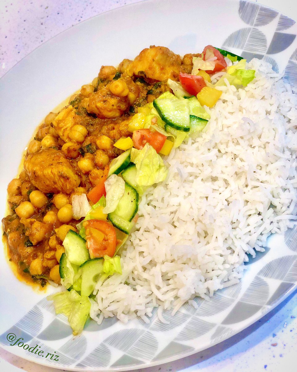 foodierizz's tweet photo. “Feeling a little chilli”
#chickenchickpeacurry #chickencurry #salan #chilli #lovespicyfood #freshchilli #chicken #chickpeas #curry #foodie #pakistanifood #indianfood #masala #foodporn #foodie #foodiesofinstagram #foodislovefoodislife #foodphotography #foodielife #foodieriz https://t.co/GIGi20hhqY