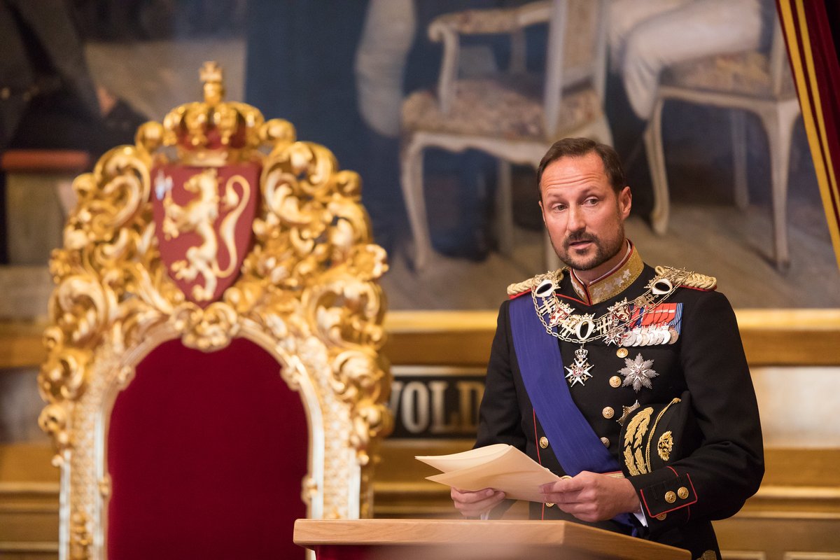 Stortinget's tweet photo. Det 165. Storting er høytidelig åpnet av H.K.H. Kronprinsregenten. #demokratietshjerte. Bildene fra seremonien kan fritt benyttes mot kreditering, og finnes på Stortingets Flickr-album https://t.co/vsmexriMCk https://t.co/HsfCzvSIBc