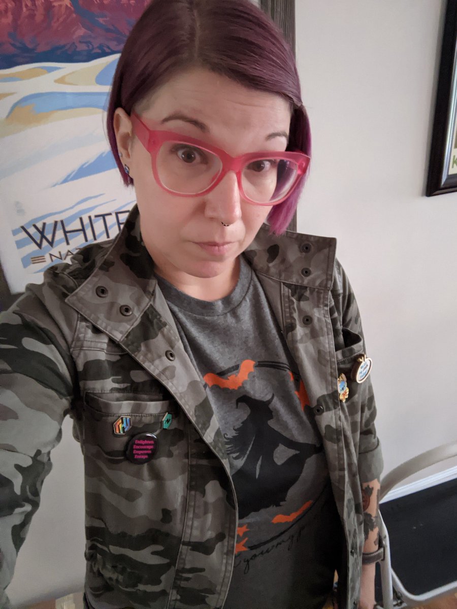 Next up, a witchy  #Halloween shirt that reads "I'll get you my pretty" plus one of my favorite jackets.(Also, check out my  @HashiCorp & Nomad pins!)