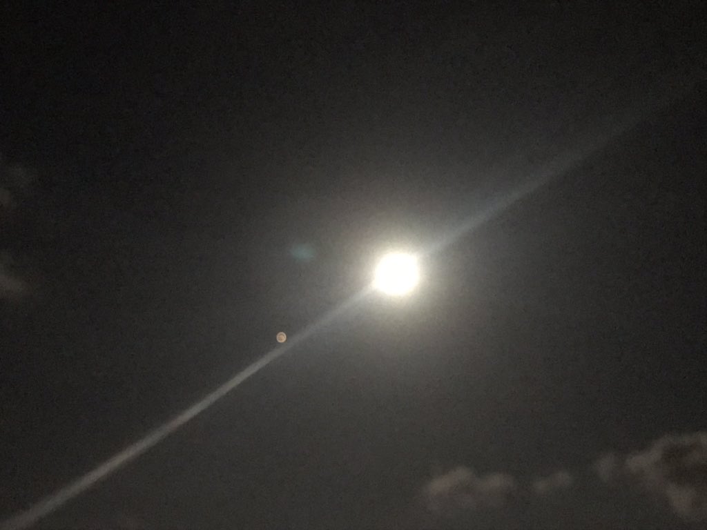 non_smile5523's tweet photo. 今夜も…月が綺麗ですね✨
#MoonIsBeautiful🌕✨ https://t.co/8wBVxLeCV7