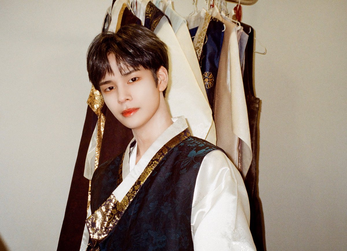 CRAVITY_twt's tweet photo. 저승사자 아니에요ㅎㅎ
러비티만 잡아가요~~
#크래비티 #세림 #갬성셂 #한복셂 https://t.co/3CaU5eFdtI