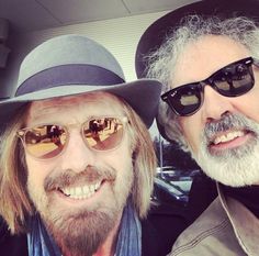 TidbitsTp's tweet photo. #WorldSmileDay2020 Remembering the sweet smiles of Tom Petty with a few of the Heartbreakers. #TomPettyandtheHeartbreakers #TPHB #TomPetty #RonBlair #MikeCampbell #BenmontTench https://t.co/YDZmPLU71E