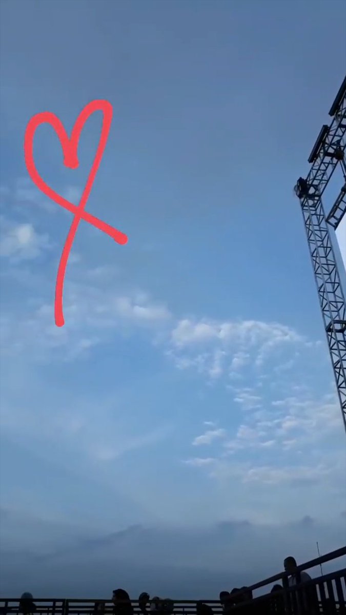 Doyoung @ Music Fest, Lanud Husein SastranegaraYuyur ngepost ini sambil nangesss krn foto bandungnya diambil dari instastory ig pribadi (ಥ﹏ಥ)