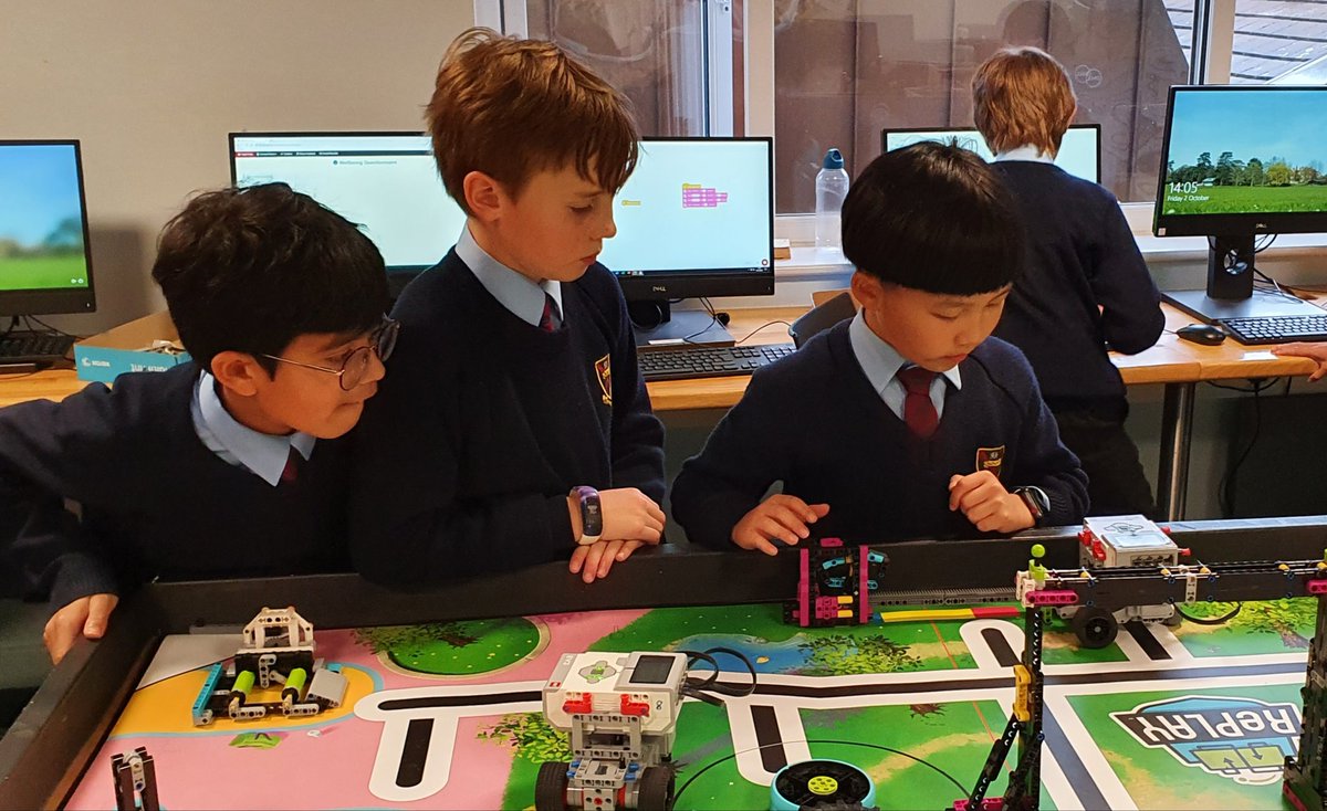 ComputingStem's tweet image. That time of year when every break and lunchtime has the sound of whirring motors and overexcited voices.... @FLLUK