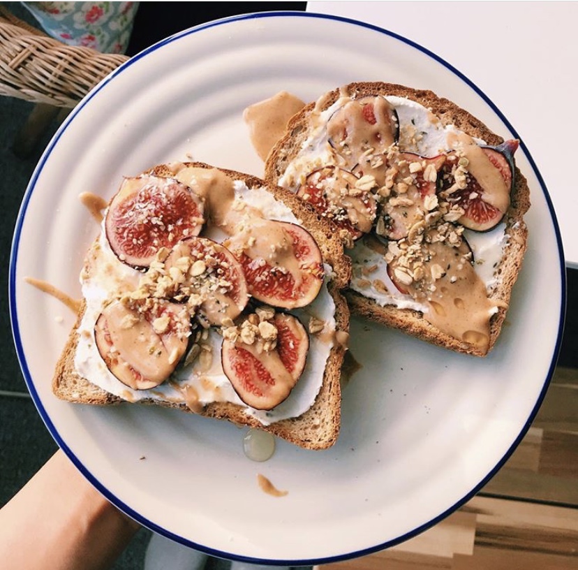 Now that's a plan: a breakfast to power up your morning. A sprinkle of granola on your fruity toast. Thank for the pic, @tofouie 👌
#eatnatural #breakfastmotivation #breakfastofchampions