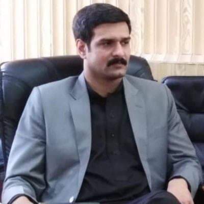 Jooookeeeerrrr's tweet photo. گندے نظام کے ھاتھوں  نوکری سے معطل ہونے والا قابل آفیسر آصف اقبال
#JusticeforAsifIqbal https://t.co/J0fhizFZsx
