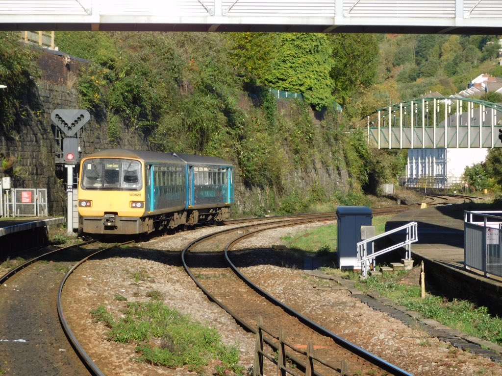 loypass_SCCar's tweet image. #TurnbackSlideing 🚈🛤🏞 Smoother times in Rhondda Cynon Taff. Stage one of a day in the #cardiffvalleys - Pacer 143 623 swoops out of Pontypridd for Treherbert; next stop for me, Merthyr Tydfil.
18 Oct 2018. @tfwrail #class143 #pacer #Wales #pontypridd #rhondda