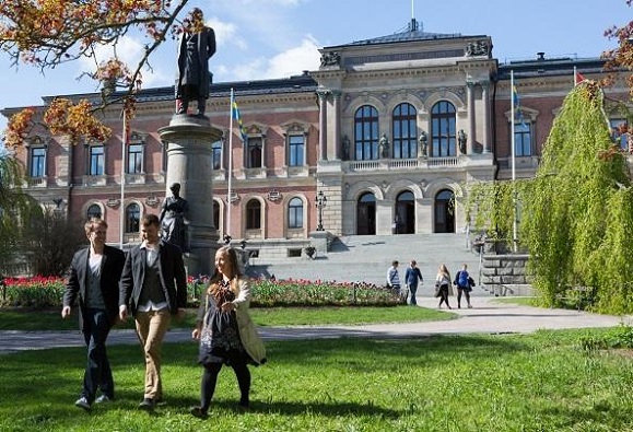Ua_HealthSummit's tweet photo. Under detta akademiska år kommer #UppsalaHealthSummit att fokusera på antimikrobiell resistens. Vi bjuder in till ett online seminarium om #antibiotika krisen och våra beteenden, den 19e Okt kl 17.30. Vi livesänder från Uppsala Universitetsaula! Dela gärna https://t.co/zccFWAoEDY https://t.co/dFN2aOV3k6