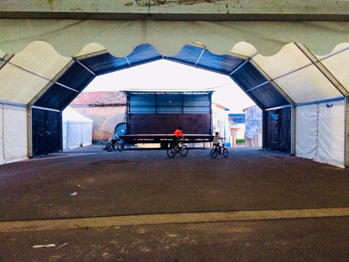 ¡Hoy comienza #Estoesloquehay !
Ya está todo a punto, esta tarde no se espera lluvia, pero en caso de que llueva durante el fin de semana, os avisaremos por correo y redes para anunciaros una nueva ubicación. 
Tenemos muchas ganas de veros y de disfrutar de #culturasegura.