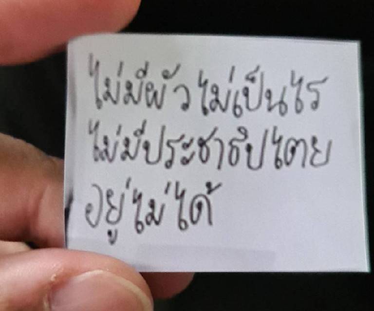 chadchart_trip's tweet photo. วันนี้ไปถ่ายรูปกับบัณฑิตใหม่ นิเทศ จุฬา ถ่ายแล้วน้องแจกการ์ดนี้ให้ ถามน้องว่าบอกแม่หรือยัง คุณแม่อยู่ข้างๆบอกว่าเห็นด้วย 100% น่ารักดีครับ https://t.co/KTp3oXRmJl