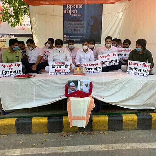 NsuiCdlu's tweet photo. एनएसयूआई राष्ट्रीय अघ्यक्ष नीरज कुंदन जी के नेतृत्व मे महात्मा गांधी जी व शास्त्री जी की जंयती पर एक दिवसीय सत्याग्रह जारी है
हमारी मांग है की देश के अन्नदाता के खिलाफ लाये गए किसान बिल को वापस लिया जाए https://t.co/bCPvR5kPMg