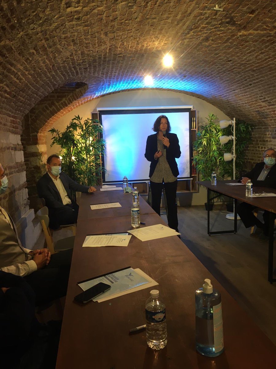 VeroPeter's tweet photo. #DelphineMallet explique ce matin comment « Le pôle santé @GroupeLaPoste aux côtés de #Newcard et des médecins s’engage pour une prise en charge plus globale à domicile des patients chroniques » https://t.co/FvkJsExY5y