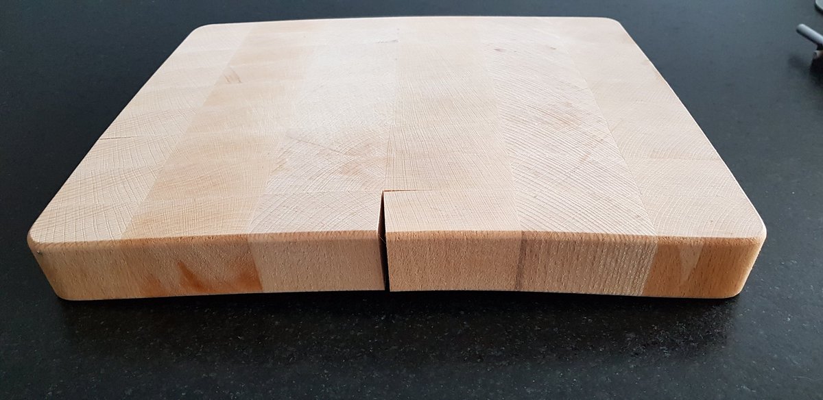 visserli's tweet photo. @albertheijn Wat kan ik hiermee. Voor mijn verhuizing gekocht, nu pas in gebruik, na 2x al dit... Met de hand afgewassen. Geen bon meer. Zeker niet tevreden met jullie product. #balen #mijnmooiehoutensnijplank https://t.co/GJxcED1mCE