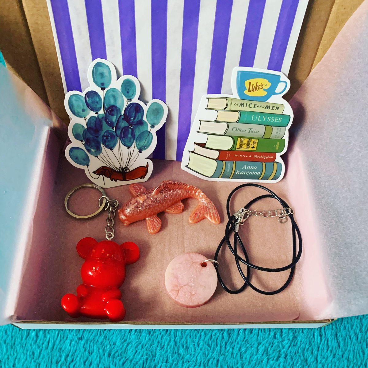 #Fiverfriday mystery boxes are up on the website for one day only!
2-3 different handmade resin items in a letterbox sized box delivered to your door for just £5 plus £1.50 postage.
A #retweet could really help my business too 💖
resinmakeswithmaddie.co.uk
#shopsmall #smallbusiness