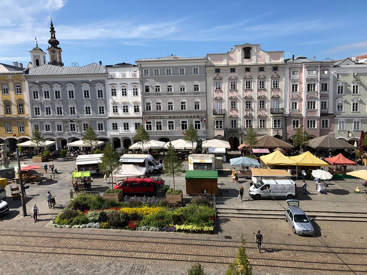 New Office, new perspective, new stories...
#communication #publicrelations #linz #hauptplatz🙂