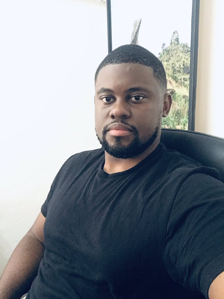 C’est Vendredi, et je suis en NOIR en soutien aux victimes de la crise dans le NOSO et aux nombreux prisonniers politiques dans notre pays, au rang desquels mes 4 camarades de #StandUp4CMR enlevés il y a 2 semaines et accusés de terrorisme.

#FridayInBlack