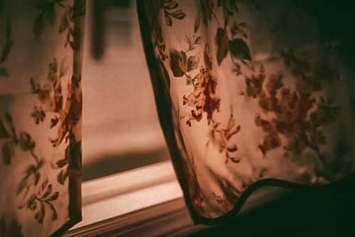 Bazılarımız şiirlere, şarkılara, filmlere, kitaplara tutunuyor.. Sanırım artık insan, tutunamıyor insana. 
- Oğuz Atay