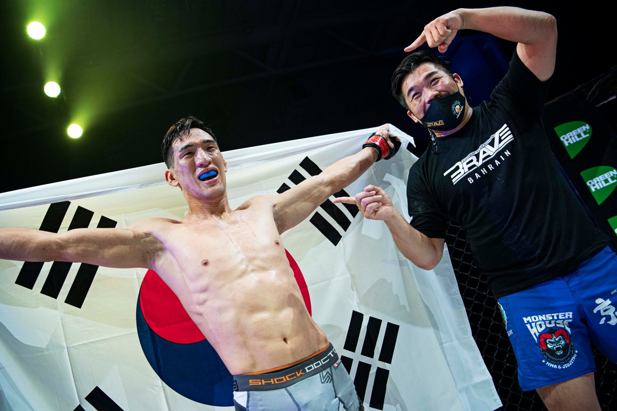 bravemmaf's tweet image. Tae Kyun Kim scored a second-round TKO win over Arturo Chavez at #BRAVECF43

Rewatch BRAVE CF 43 now on bravecftv.com 🍿📺🔥
.
#BRAVECF #Bahrain #KHK #khkpower #yearofchange #thehawk #priceofgladiators #mma #globalpromotion #BRAVECF2020 #BRAVENation
