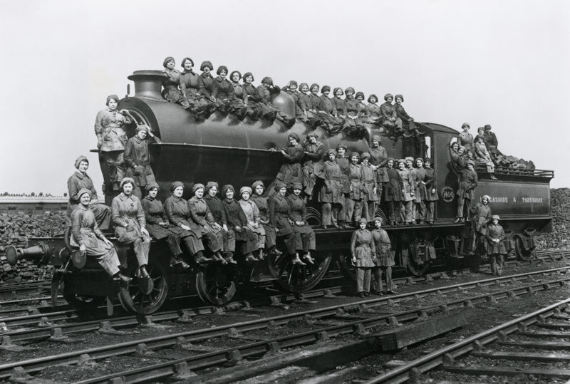 Now I don’t have any photos of bogie cleaners to accompany today’s  #OccupationOfTheDay, but here’s a group of more general “locomotive cleaners” - in this case all women - pictured in March 1917. Photo from OnTrac’s  #history of  #women in rail:  https://on-trac.co.uk/the-history-of-women-in-rail/